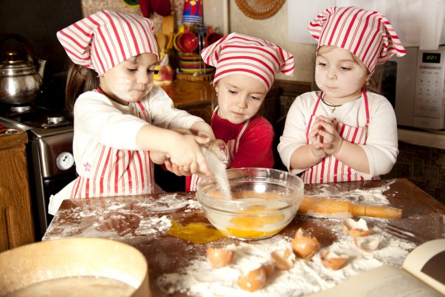 Best Bread Maker reviews - kids making bread
