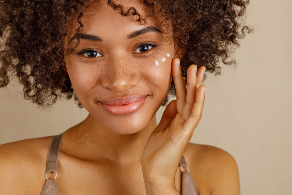 A woman using the best niacinamide products for her skin